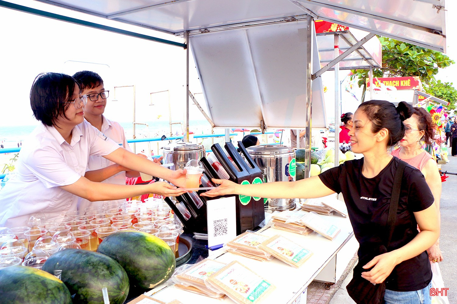 Du khách tham quan, mua sắm tại các gian hàng.