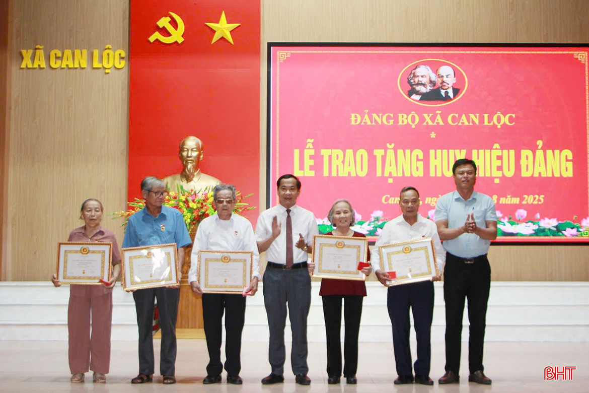 Lãnh đạo xã Can Lộc trao Huy hiệu Đảng cho đảng viên 60 năm tuổi Đảng bqbht_br_z6957811683611-b5feb2aa3575de7eee64343ba15183c1.jpg