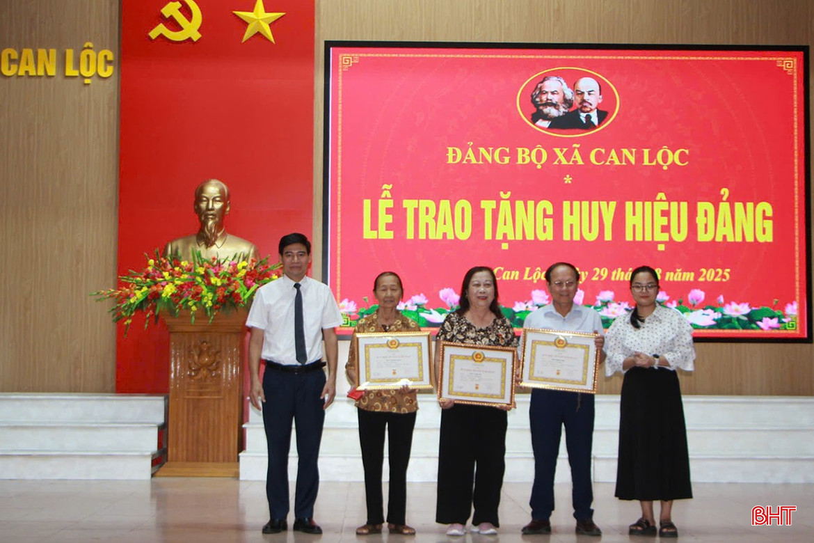 Lãnh đạo xã Can Lộc trao Huy hiệu Đảng cho đảng viên 50 năm tuổi Đảng bqbht_br_z6957813338643-d202d3137e871ce0e31b8a2d65f89b36.jpg
