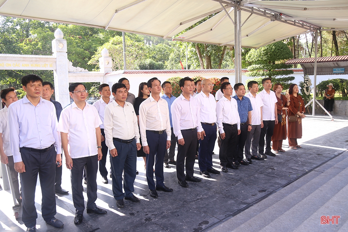 Bộ trưởng Bộ TN&MT Đặng Quốc Khánh tri ân các anh hùng liệt sỹ tại Ngã ba Đồng Lộc