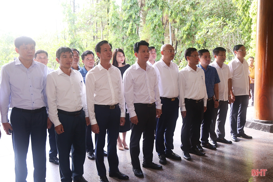 Bộ trưởng Bộ TN&MT Đặng Quốc Khánh tri ân các anh hùng liệt sỹ tại Ngã ba Đồng Lộc