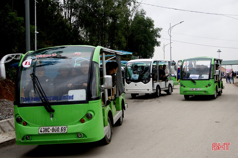 Chùa Hương Tích đón các đoàn khách từ Hà Nội và nước bạn Lào đến du xuân