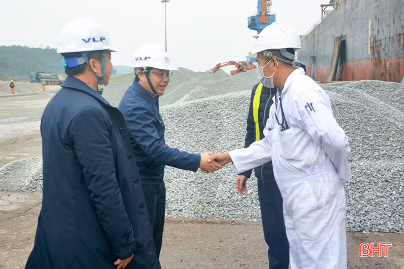 Phó Chủ tịch UBND tỉnh Hà Tĩnh chúc mừng chuyến tàu cập cảng Vũng Áng đầu năm mới