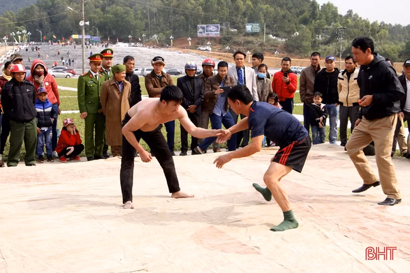 Du khách thích thú trải nghiệm các trò chơi dân gian tại lễ hội Chùa Hương