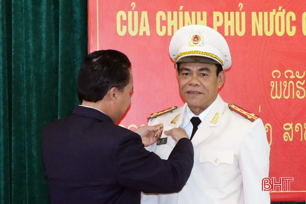Chính phủ Lào tặng Huy chương phát triển cho Giám đốc Công an Hà Tĩnh