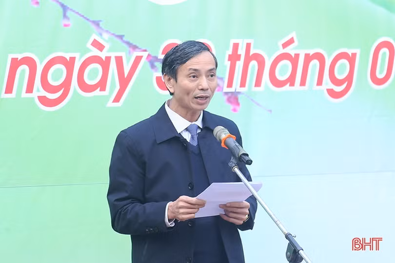 Bí thư Tỉnh ủy Hà Tĩnh Lê Đình Sơn tham gia trồng cây đầu xuân Canh Tý