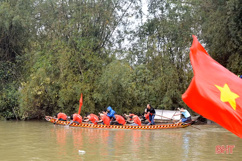 Tưng bừng Lễ hội đua thuyền truyền thống trên dòng sông Minh