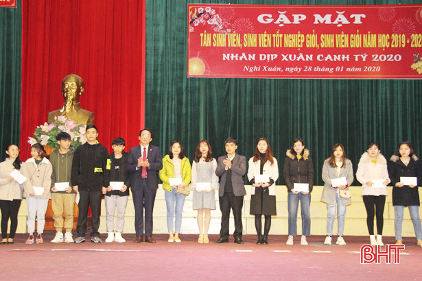 Nghi Xuân khen thưởng 351 sinh viên giỏi đầu xuân mới