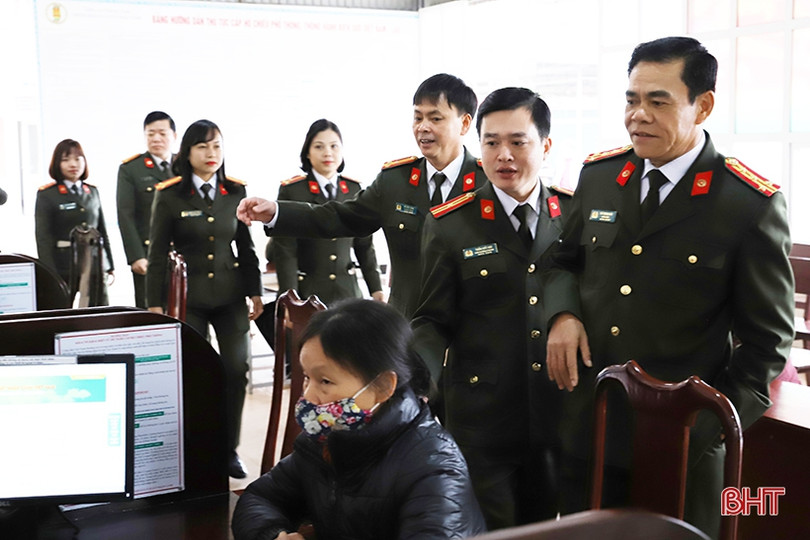 Gần 800 người đến làm thủ tục hộ chiếu, giấy thông hành 2 ngày đầu làm việc