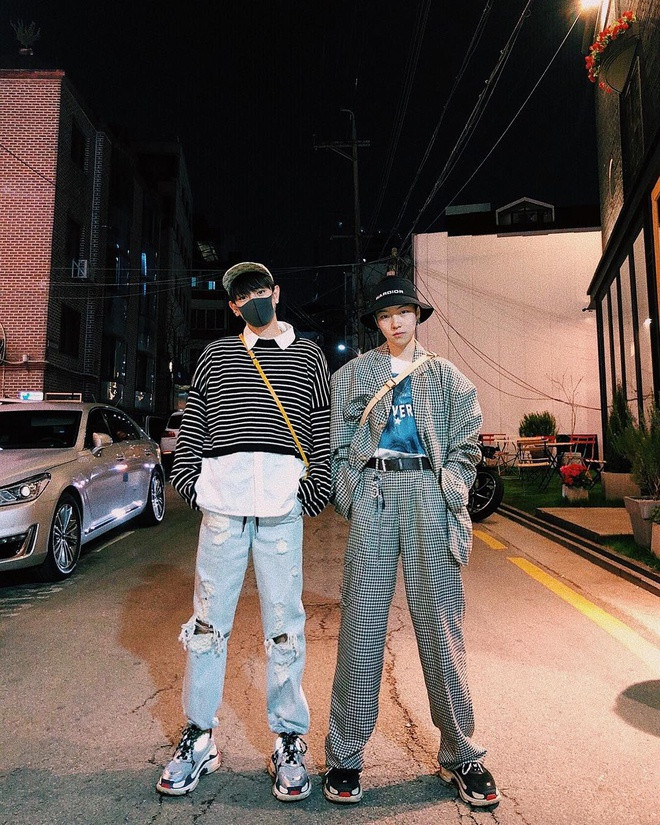 Giới trẻ phối đồ với khẩu trang vừa sành điệu vừa phòng dịch corona