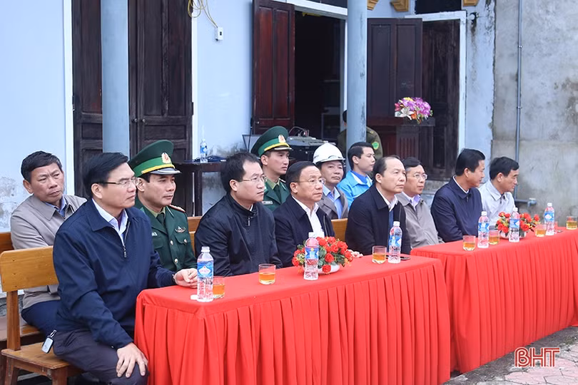 Bí thư Tỉnh ủy Hà Tĩnh Lê Đình Sơn tham gia trồng cây đầu xuân Canh Tý