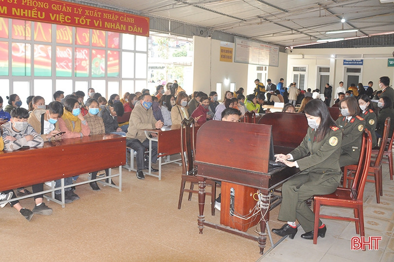 Gần 800 người đến làm thủ tục hộ chiếu, giấy thông hành 2 ngày đầu làm việc