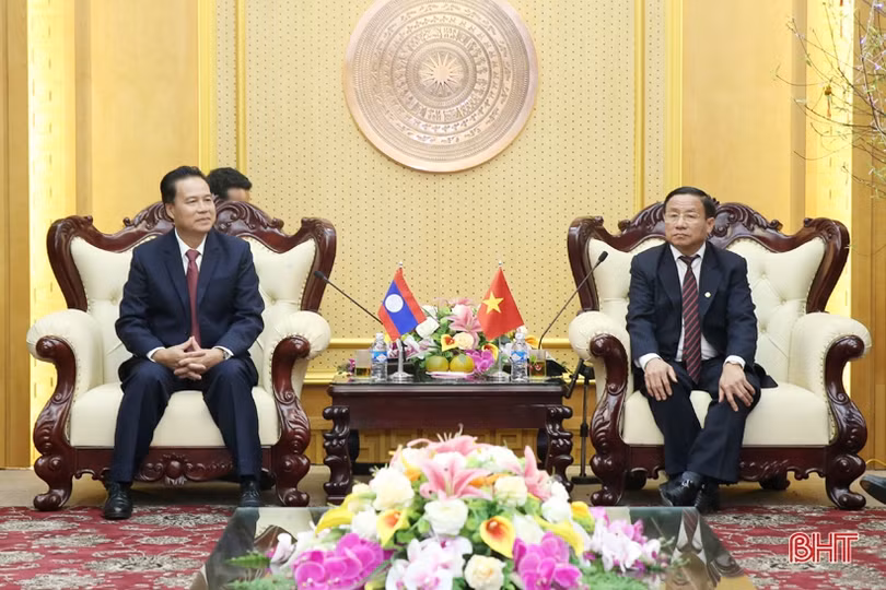 Lãnh đạo Bôlykhămxay chúc mừng Đảng bộ Hà Tĩnh nhân kỷ niệm 90 năm thành lập