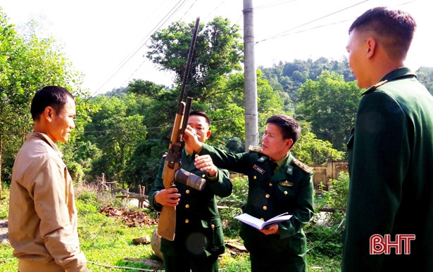 Đồn Biên phòng cửa khẩu quốc tế Cầu Treo thu giữ 16 khẩu súng các loại