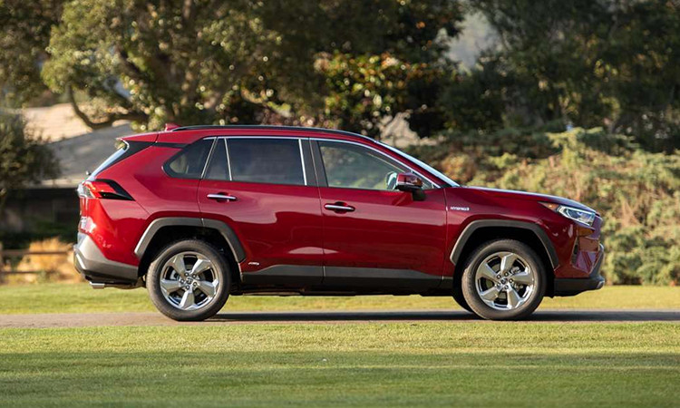 Toyota RAV4 Hybrid 2020 giá từ 28.100 USD. Ảnh: Toyota Những mẫu ô tô đáng tiền cho năm 2020
