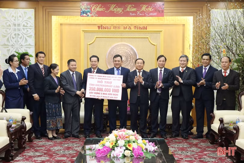 Lãnh đạo Bôlykhămxay chúc mừng Đảng bộ Hà Tĩnh nhân kỷ niệm 90 năm thành lập