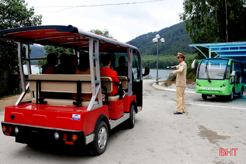 Chùa Hương Tích đón các đoàn khách từ Hà Nội và nước bạn Lào đến du xuân