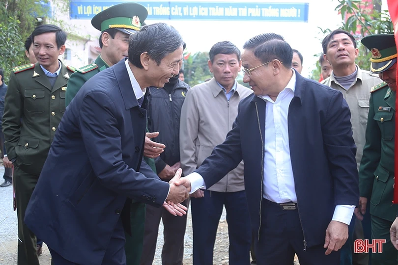 Bí thư Tỉnh ủy Hà Tĩnh Lê Đình Sơn tham gia trồng cây đầu xuân Canh Tý