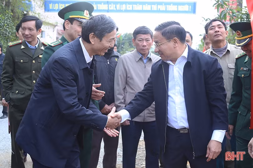 Bí thư Tỉnh ủy Hà Tĩnh Lê Đình Sơn tham gia trồng cây đầu xuân Canh Tý