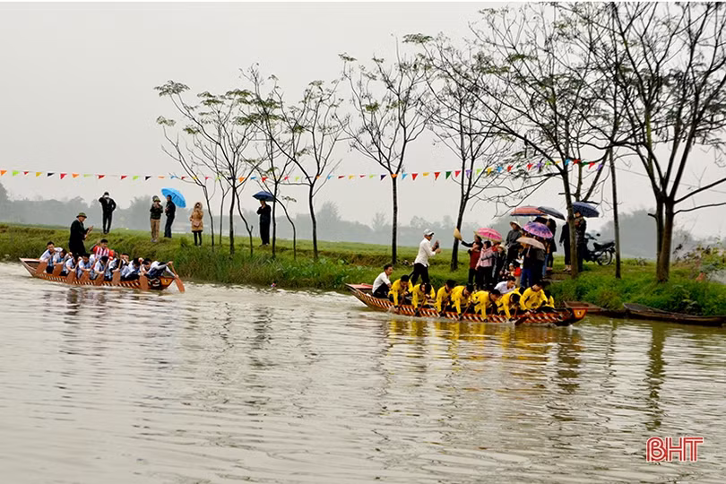 Tưng bừng Lễ hội đua thuyền truyền thống trên dòng sông Minh