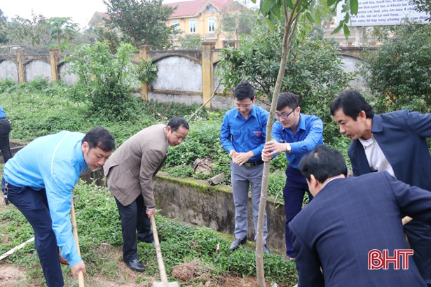 Trồng cây xanh mừng 90 năm thành lập Đảng