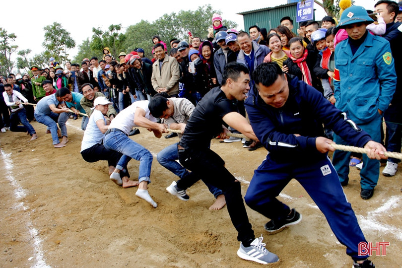 Du khách thích thú trải nghiệm các trò chơi dân gian tại lễ hội Chùa Hương
