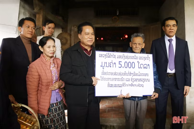 Lãnh đạo Bôlykhămxay chúc mừng Đảng bộ Hà Tĩnh nhân kỷ niệm 90 năm thành lập