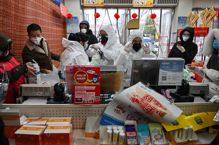 Cảnh mọi người tấp nập mua khẩu trang ở một hiệu thuốc tại Vũ Hán hôm 25/1. Ảnh: AFP Một tuần đơn độc giữa Vũ Hán
