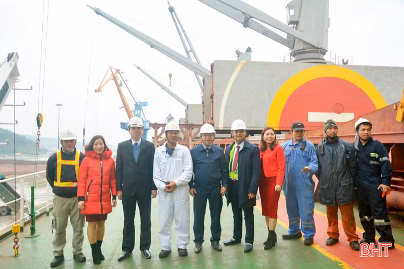 Phó Chủ tịch UBND tỉnh Hà Tĩnh chúc mừng chuyến tàu cập cảng Vũng Áng đầu năm mới