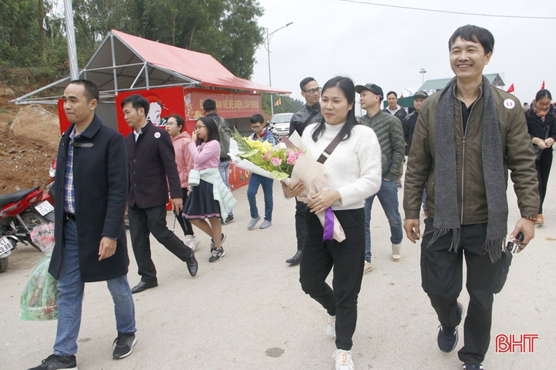 Chùa Hương Tích đón các đoàn khách từ Hà Nội và nước bạn Lào đến du xuân