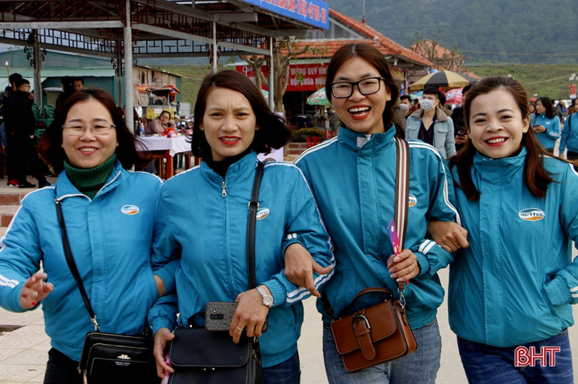 Du khách thích thú trải nghiệm các trò chơi dân gian tại lễ hội Chùa Hương