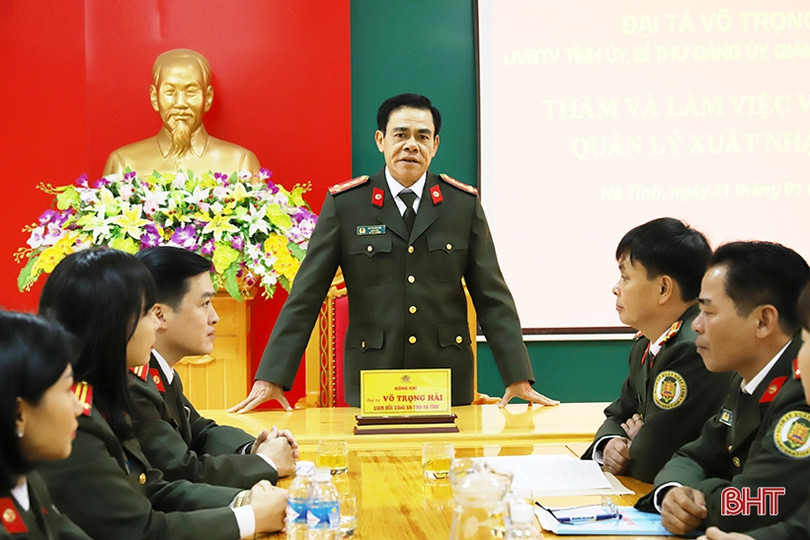 Gần 800 người đến làm thủ tục hộ chiếu, giấy thông hành 2 ngày đầu làm việc