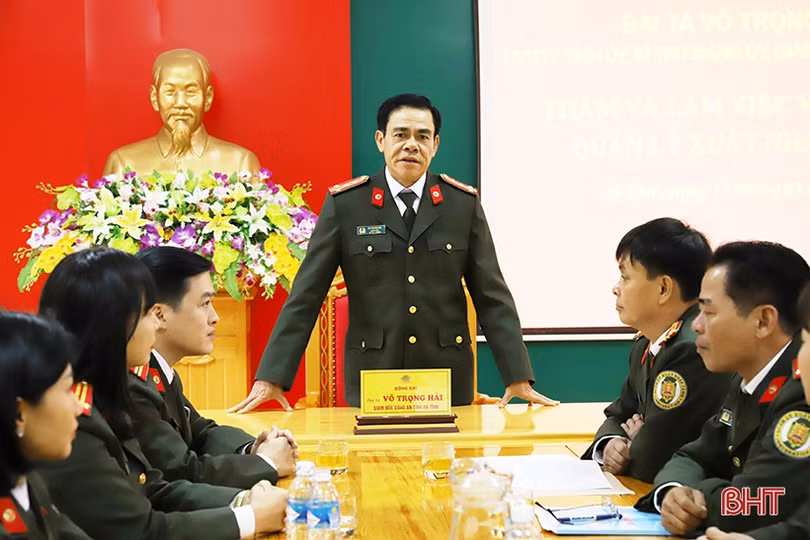 Gần 800 người đến làm thủ tục hộ chiếu, giấy thông hành 2 ngày đầu làm việc