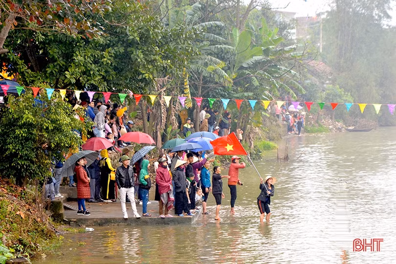 Tưng bừng Lễ hội đua thuyền truyền thống trên dòng sông Minh