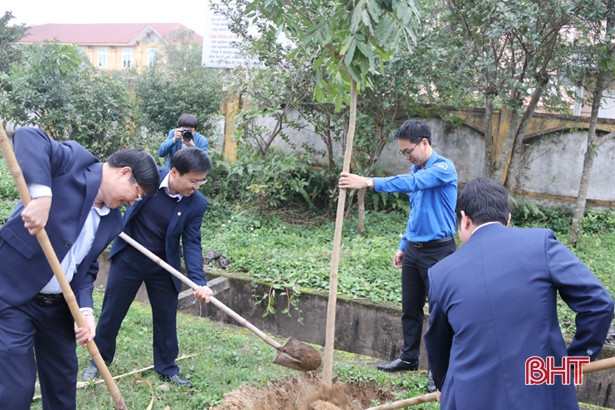 Trồng cây xanh mừng 90 năm thành lập Đảng