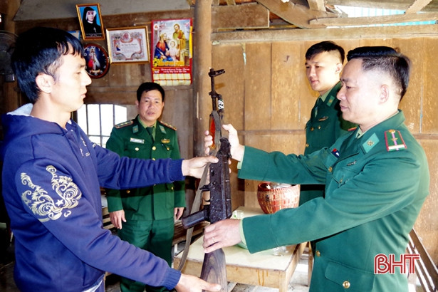 Đồn Biên phòng cửa khẩu quốc tế Cầu Treo thu giữ 16 khẩu súng các loại