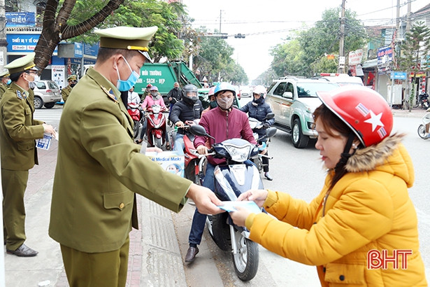 Nhiều hiệu thuốc, doanh nghiệp ở Hà Tĩnh phát khẩu trang miễn phí ảnh 5 Nhiều hiệu thuốc, doanh nghiệp ở Hà Tĩnh phát khẩu trang miễn phí