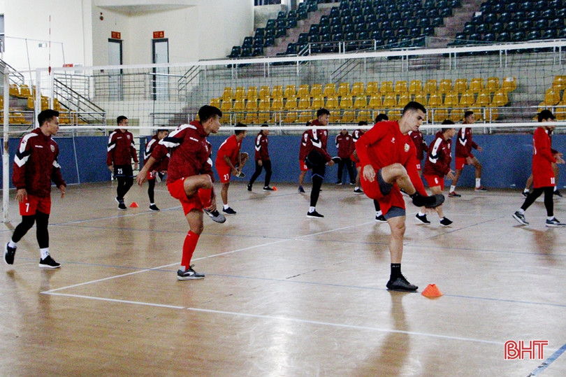 Thầy trò HLV Phạm Minh Đức ra sân tập luyện, chuẩn bị mùa giải mới