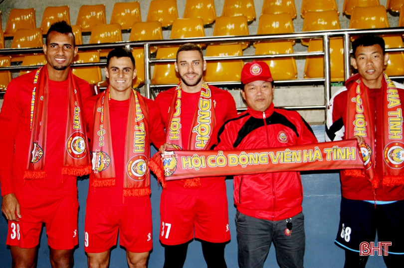 Thầy trò HLV Phạm Minh Đức ra sân tập luyện, chuẩn bị mùa giải mới