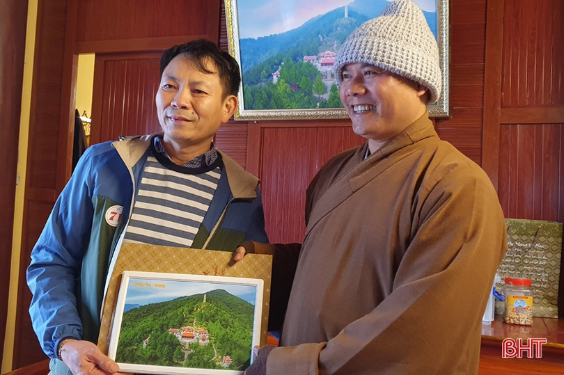 Chùa Hương Tích đón các đoàn khách từ Hà Nội và nước bạn Lào đến du xuân