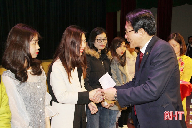 Nghi Xuân khen thưởng 351 sinh viên giỏi đầu xuân mới