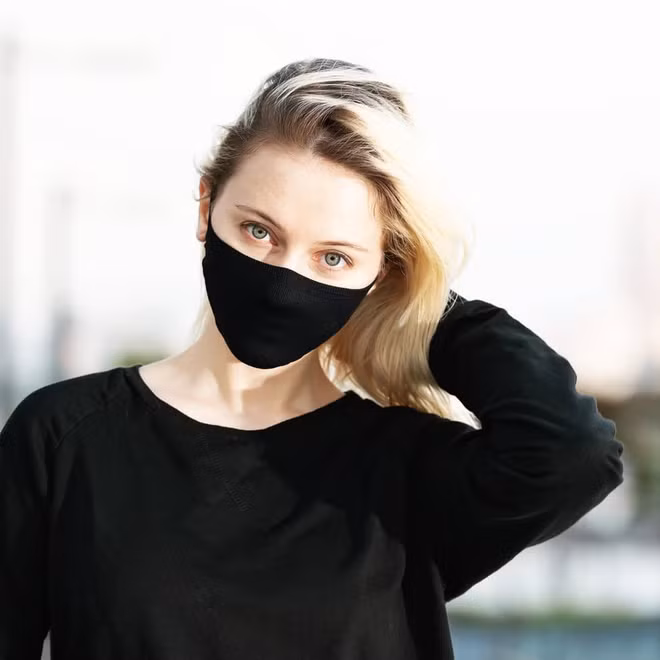 Giới trẻ phối đồ với khẩu trang vừa sành điệu vừa phòng dịch corona