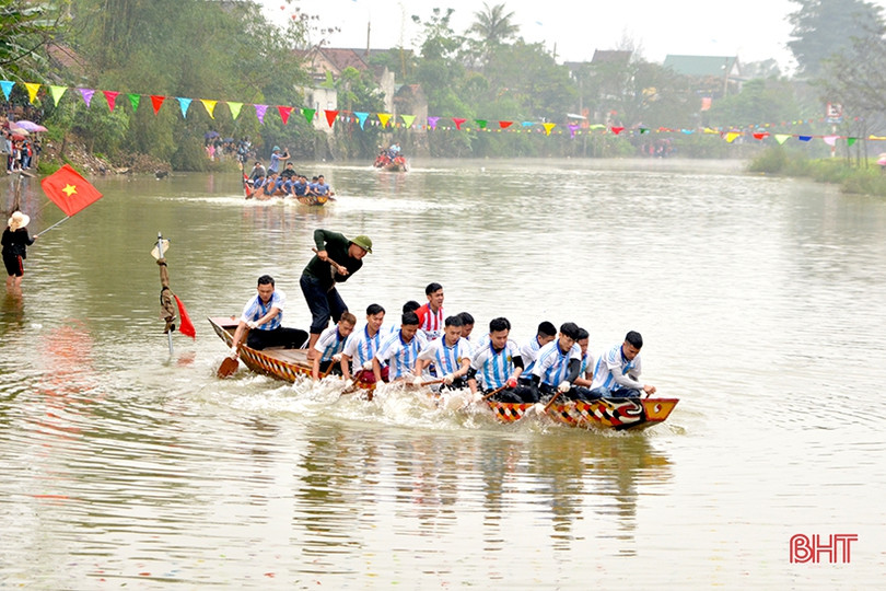 Tưng bừng Lễ hội đua thuyền truyền thống trên dòng sông Minh