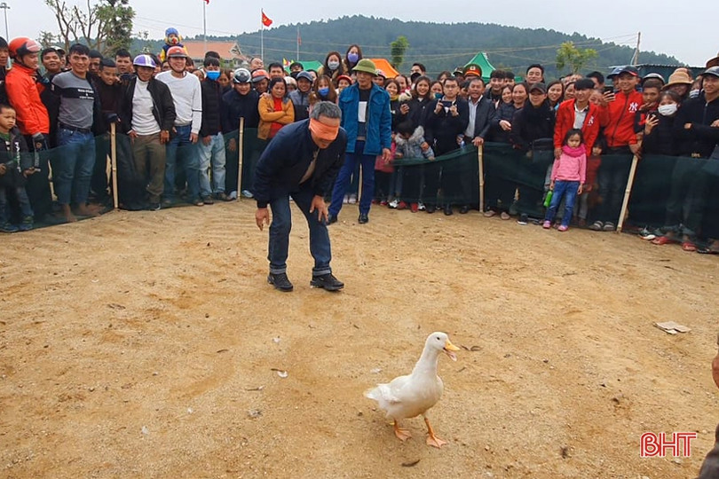 Du khách thích thú trải nghiệm các trò chơi dân gian tại lễ hội Chùa Hương