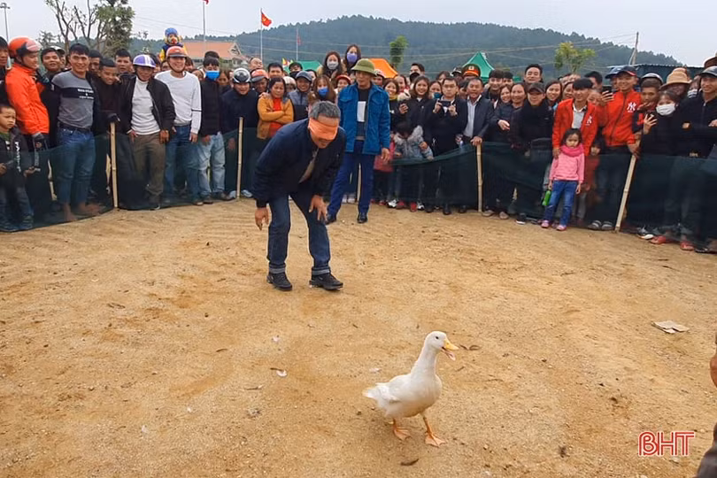 Du khách thích thú trải nghiệm các trò chơi dân gian tại lễ hội Chùa Hương