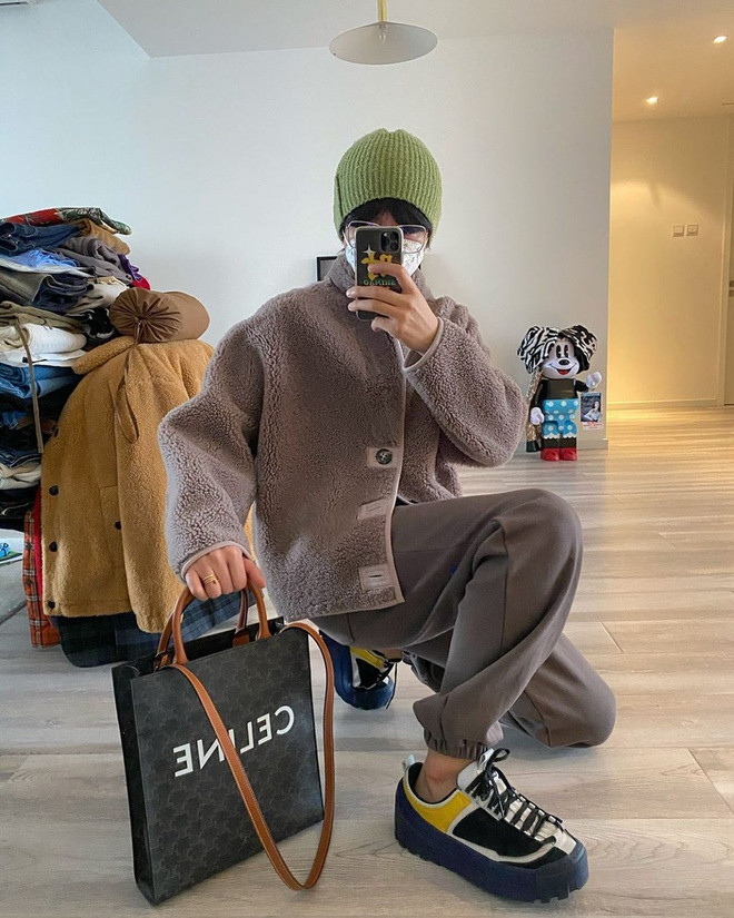 Giới trẻ phối đồ với khẩu trang vừa sành điệu vừa phòng dịch corona