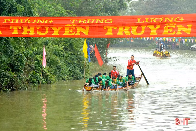 Tưng bừng Lễ hội đua thuyền truyền thống trên dòng sông Minh