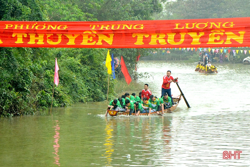 Tưng bừng Lễ hội đua thuyền truyền thống trên dòng sông Minh