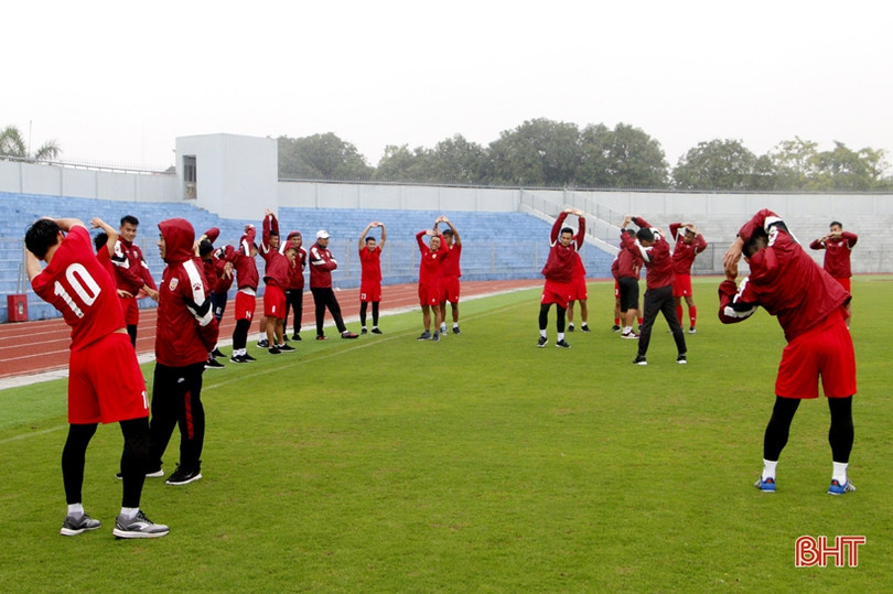 Thầy trò HLV Phạm Minh Đức ra sân tập luyện, chuẩn bị mùa giải mới
