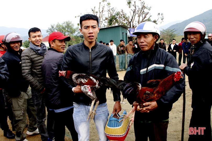 Du khách thích thú trải nghiệm các trò chơi dân gian tại lễ hội Chùa Hương